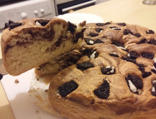 Chec pufos cu biscuiti Oreo – reteta rapida